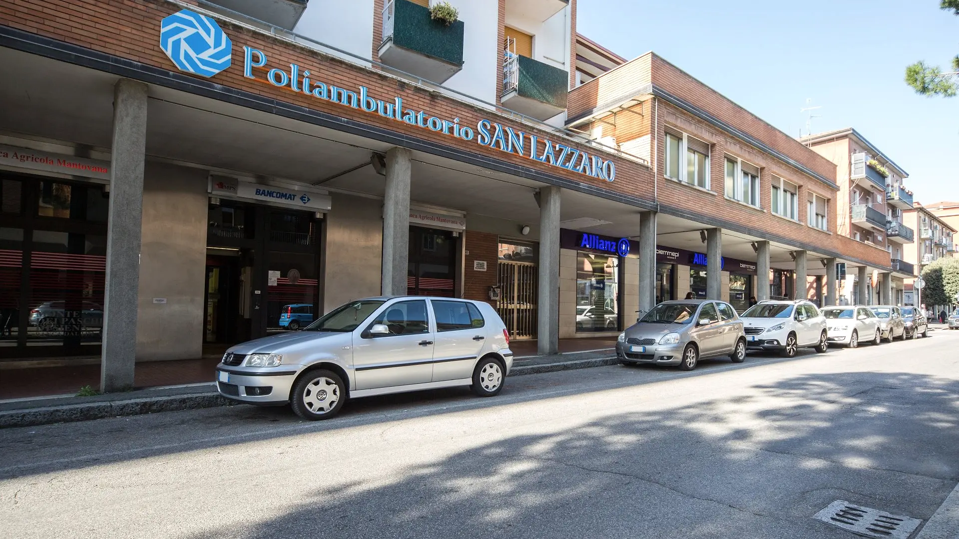 Insegna e ingresso del Poliambulatorio San Lazzaro in Via della Repubblica, San Lazzaro di Savena